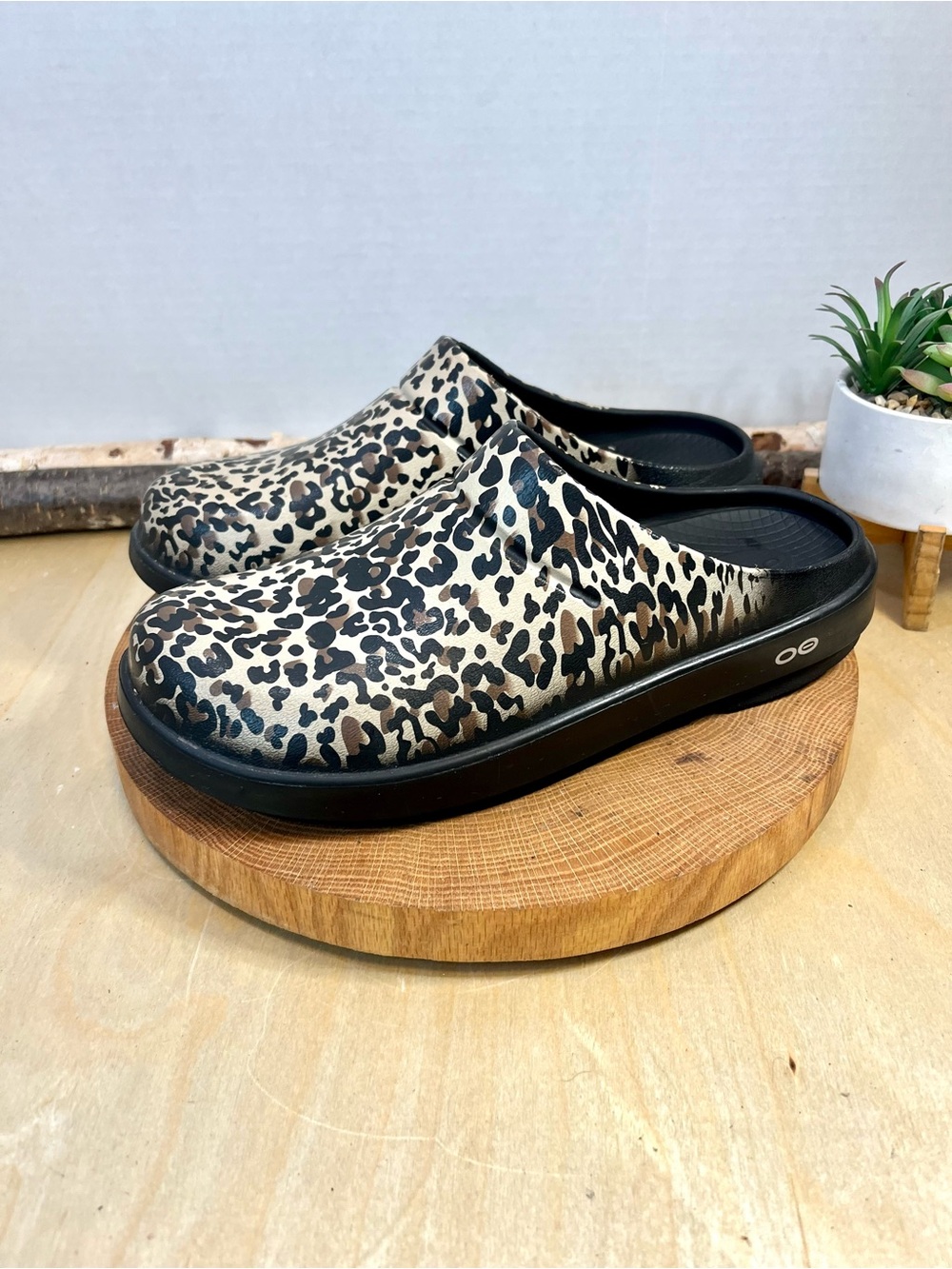 OOFOS Women's OOcloog Limited Leopard Recovery Clogs Size 10 Womens 8 Men